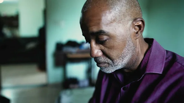 Anciano Negro Preocupado Rezando Dios Buscando Ayuda Una Persona Mayor — Foto de Stock