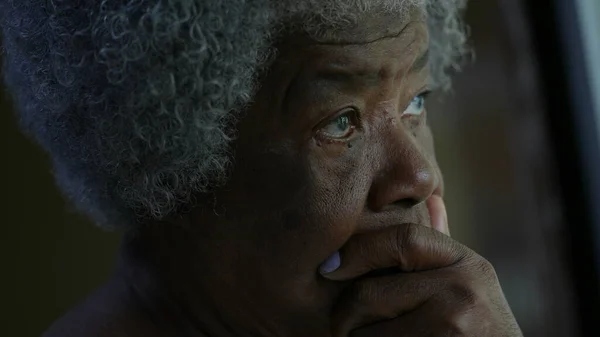 Беспокойная Темнокожая Старшая Женщина Сталкивается Озабоченной Африканской Леди — стоковое фото