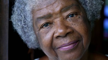 Kameraya bakan mutlu bir Afrikalı kadın portresi.