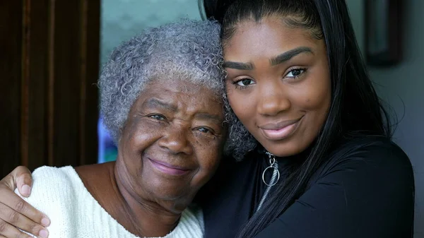 Uma Neta Adolescente Abraçando Avó Uma Menina Negra Abraça Avô — Fotografia de Stock