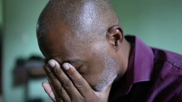 Struggling Pensive Senior African Man Feeling Anxious — Foto Stock