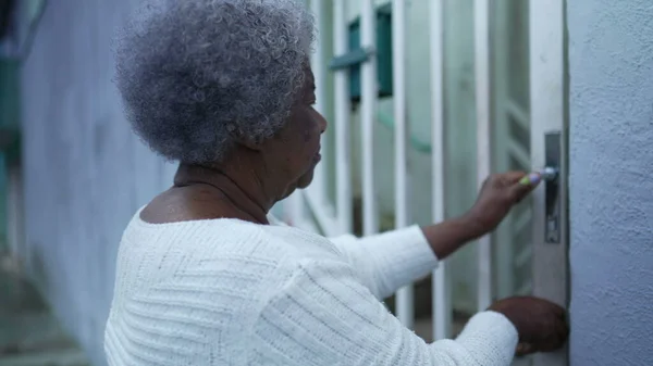 Uma Mulher Negra Sênior Deixando Pessoa Casa Abrindo Porta Frente — Fotografia de Stock