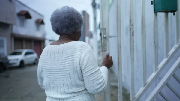 Uma Mulher Negra Sênior Deixando Pessoa Casa Abrindo Porta Frente — Fotografia de Stock