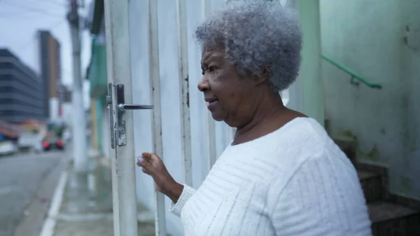 Senior Black Woman Leaving House Person Opening Front Door — Zdjęcie stockowe