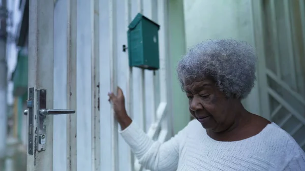 Uma Mulher Negra Sênior Deixando Pessoa Casa Abrindo Porta Frente — Fotografia de Stock