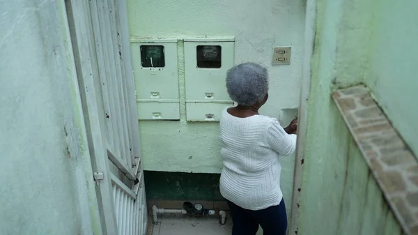 Senior Black Woman Leaving House Person Opening Front Door — Stock fotografie