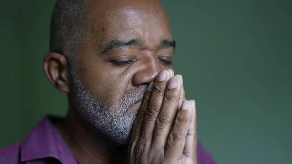 Ένας Ηλικιωμένος Μαύρος Προσεύχεται Στο Θεό Αναζητώντας Ελπίδα Και Πίστη — Φωτογραφία Αρχείου