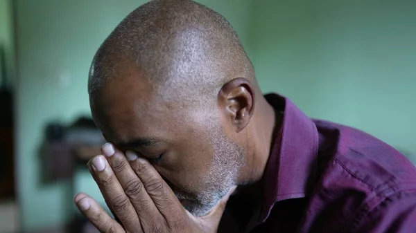 Una Persona Preoccupata Uomo Anziano Africano Che Disperazione Ansia — Foto Stock
