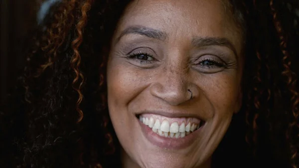 Ein Hispanisches Schwarzes Frauenporträtgesicht Lächelt Die Kamera Einer Afroamerikanischen Person — Stockfoto