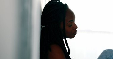 Endişeli siyah kadın ızdırap çekiyor. endişeli Afrikalı kadın