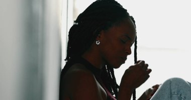 Endişeli siyah kadın ızdırap çekiyor. endişeli Afrikalı kadın