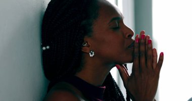 Siyahi kadın zorluklarla başa çıkıyor