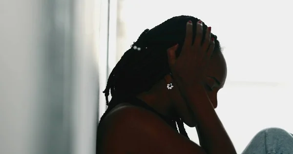 Mujer Africana Preocupada Sintiendo Ansiedad Silueta Mujer Negra Depresión — Foto de Stock