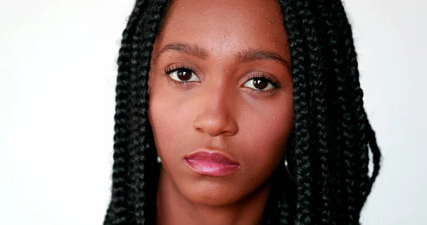 Portret Czarnej Afrykanki Patrzącej Kamerę Millennial Mieszane Wyścigu Nastolatek Dziewczyna — Zdjęcie stockowe
