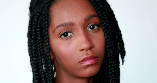 Retrato Negro Chica Africana Mirando Cámara Millennial Mixto Raza Adolescente — Foto de Stock