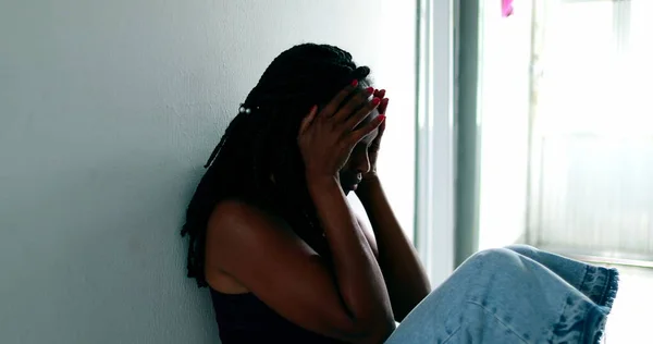 Mujer Negra Sufriendo Ansiedad Lucha Mujer Africana Sentada Sola Casa — Foto de Stock