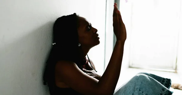 Чорна Жінка Просить Бога Про Допомогу — стокове фото