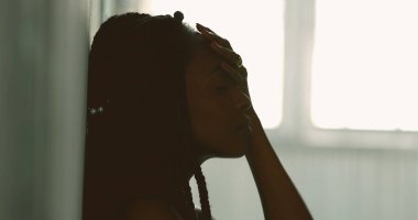 Siyahi kadın zorluklarla başa çıkıyor