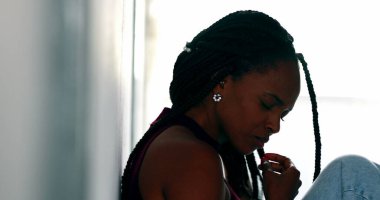 Siyah kadın saçlarını düzeltiyor, Afrikalı kadın saçlarını düzeltiyor.