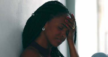 Afrikalı kadın psikolojik sorunlar yaşıyor.