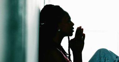 Afrikalı kadın umutla ve inançla dua ediyor.