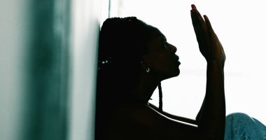 Afrikalı kadın umutla ve inançla dua ediyor.