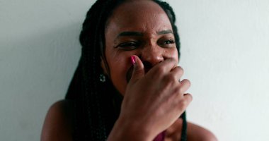 Afrikalı kadın kendiliğinden gülüyor, gerçek hayatta otantik gülüş ve gülümseme