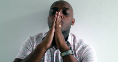 Afrikalı adam Tanrı 'dan rehberlik istiyor