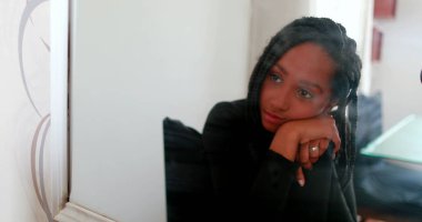 Ergen kız aynada kendine bakıyor.