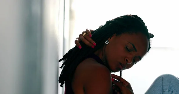 Black Woman Adjusting Hair African Female Adjusts Hair — Stockfoto