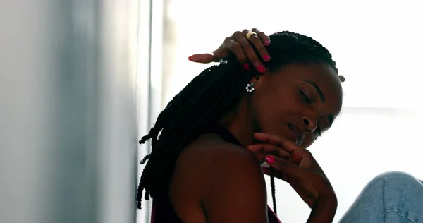 Black Woman Adjusting Hair African Female Adjusts Hair — Stock Photo, Image