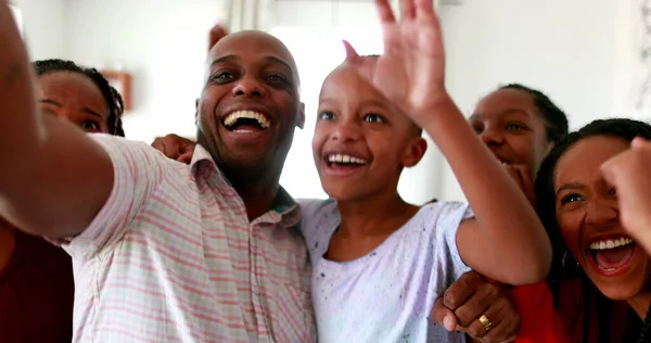 Afrikaanse Familie Vieren Succes Juichen Holding Mobiele Telefoon Apparaat — Stockfoto