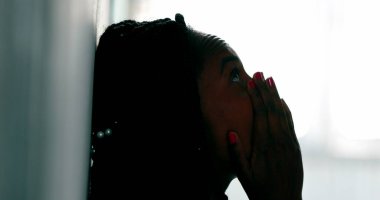 Endişeli Afrikalı kadın endişeli. Siluet siyah kadın depresyonda