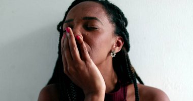 Karışık ırk kadını endişeli ve endişeli