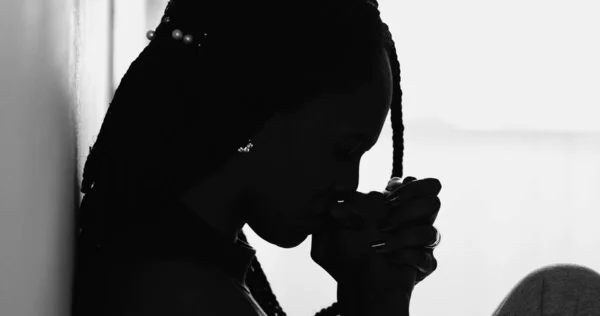 Религиозная Африканская Женщина Ищущая Божественной Помощи Трудные Времена Силуэт Черной — стоковое фото