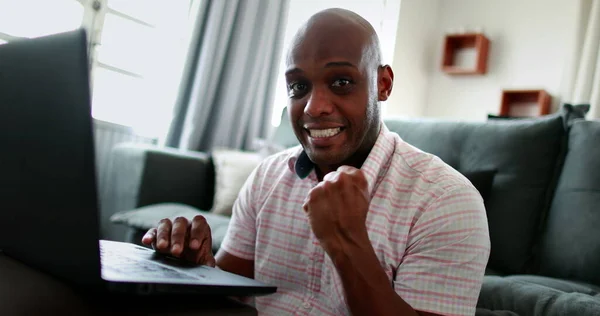 Kameraya Bakan Afrikalı Adam Laptopun Önünde Başarıyı Kutluyor — Stok fotoğraf