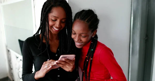 Adolescent Zwarte Meisjes Kijken Naar Smartphone Apparaat Glimlachen — Stockfoto