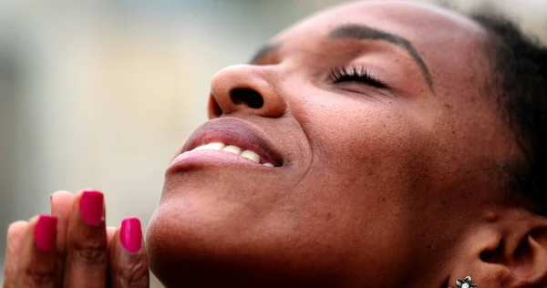 Woman Praying Eyes Closed African Black Woman Meditating — Fotografia de Stock