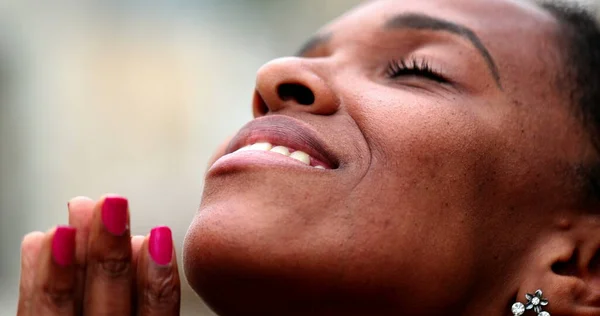 Mulher Rezando Com Olhos Fechados Mulher Negra Africana Meditando — Fotografia de Stock