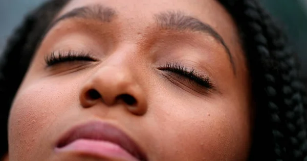 Mulher Etnia Negra Fechando Olhos Meditação Contemplação — Fotografia de Stock