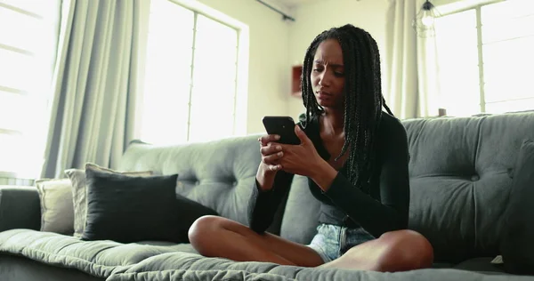 Upset Black Teen Girl Home Sofa Looking Cellphone Device Feeling — Stockfoto