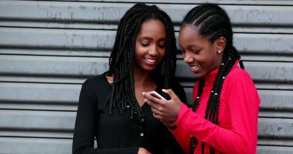 Twee Zwart Meisje Vrienden Lachen Met Behulp Van Smartphone Samen — Stockfoto