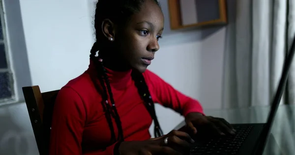 Adolescente Olhando Para Tela Computador Noite Navegando Internet Preto Africano — Fotografia de Stock