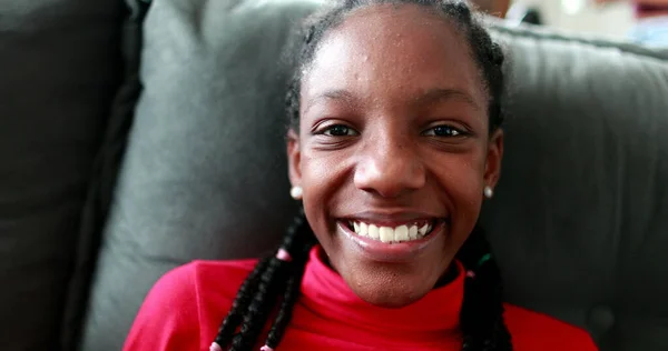 Teenage Black Girl Smiling Camera Portrait African Descent Girl — 图库照片