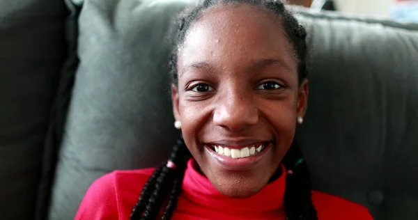 Nastoletnia Czarna Dziewczyna Uśmiechnięta Kamery Portret Afrykańskiego Pochodzenia Dziewczyna — Zdjęcie stockowe