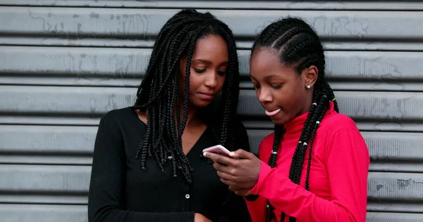 Tieners Browsen Social Media Mobiele Telefoon Buiten — Stockfoto