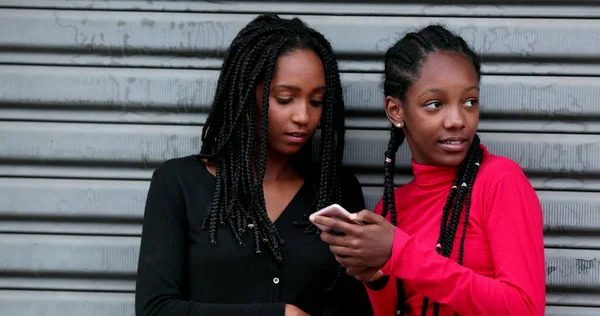Teen Girls Browsing Social Media Cellphone — Φωτογραφία Αρχείου