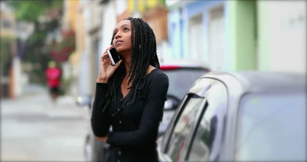 Tini Lány Beszél Telefonon Utcán Kamasz Tinédzser Beszél Mobilon — Stock Fotó