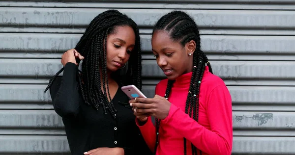 Teen Black Girls Using Cellphone Adolescent Girlfriends Laughing Smiling Social — Φωτογραφία Αρχείου