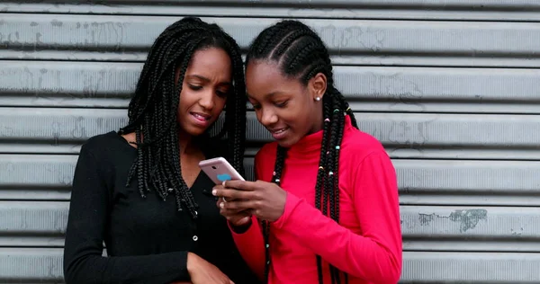 Tiener Zwart Meisjes Met Behulp Van Mobiele Telefoon Adolescent Vriendinnen — Stockfoto